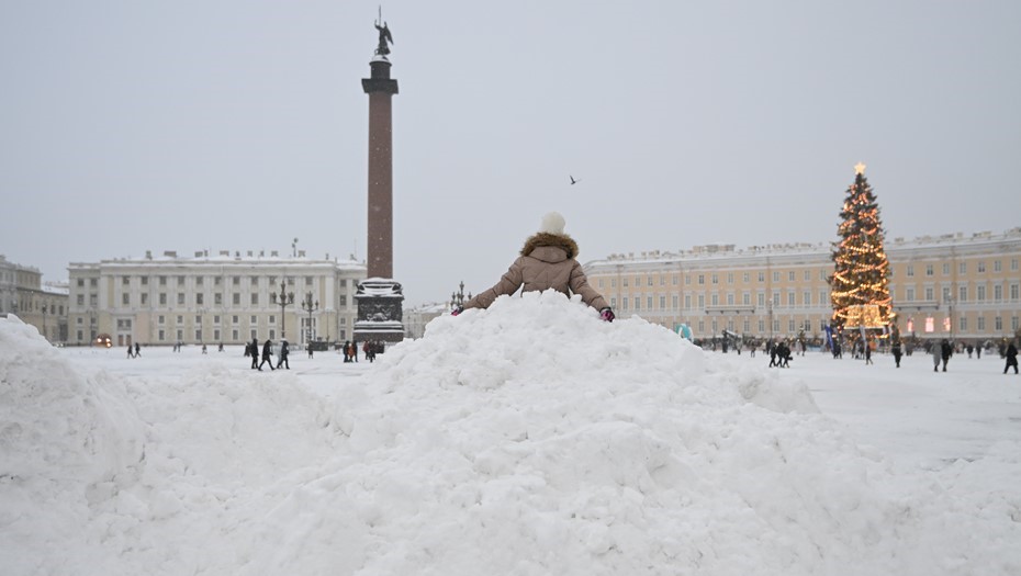 В Петербурге 11 января продолжают расти сугробы 