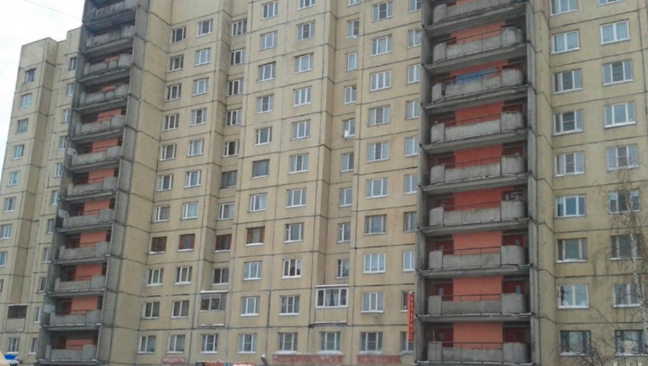 Жители дома на улице Коллонтай страдают из-за протечек крыши Жители дома на улице Коллонтай страдают из-за протечек крыши