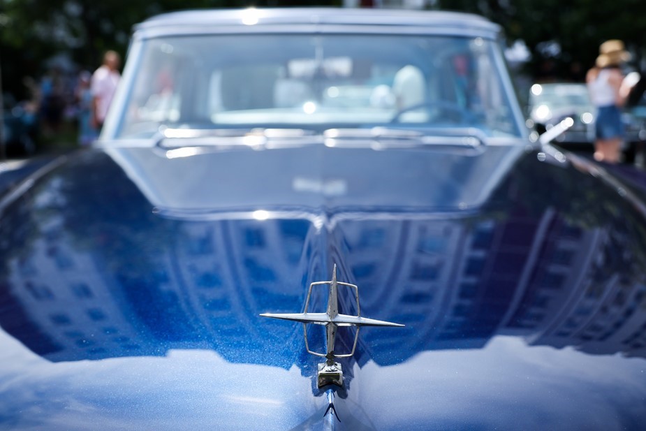 Автомобиль марки Lincoln во время выставки ретроавтомобилей