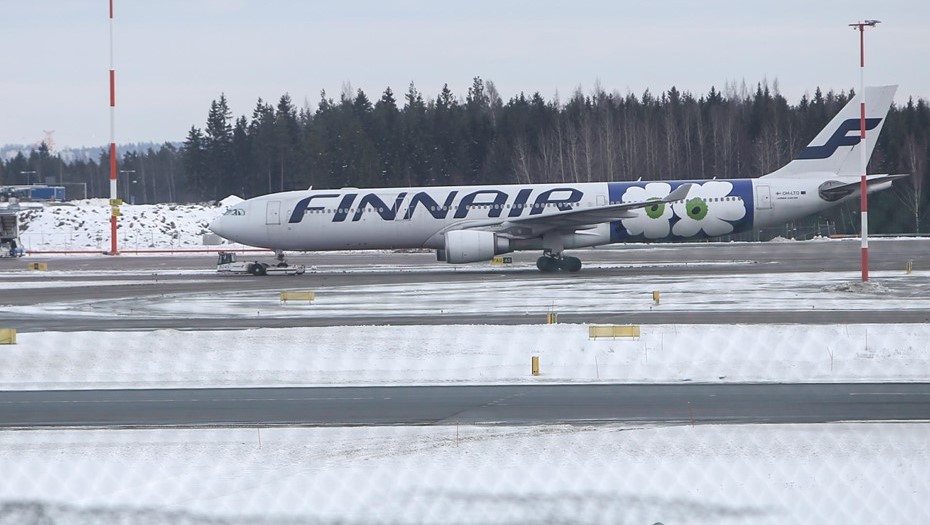 Самолёт финской авиакомпании Finnair в аэропорту Хельсинки-Вантаа, Финляндия.