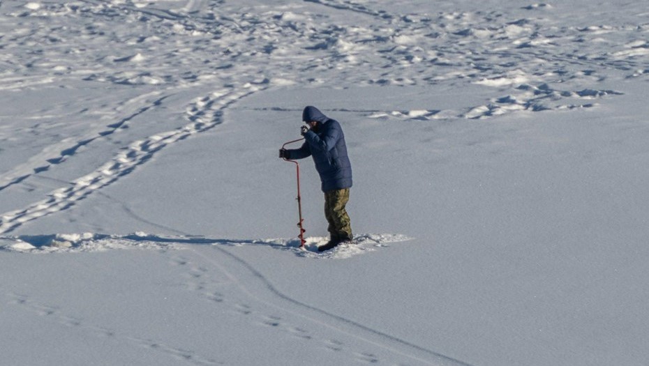 Рыбак на льду. Иллюстрация.