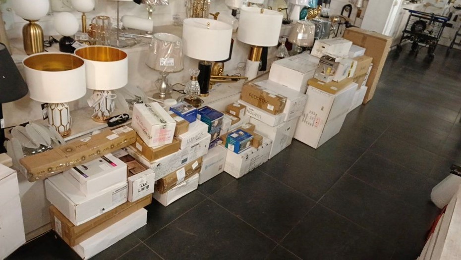 На первый взгляд эти люстры выглядят целыми, но это партия возврата, большая часть товара уйдёт на списание