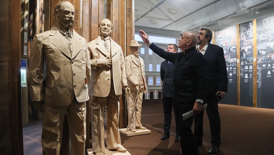 Художественный руководитель Российского государственного театра "Сатирикон" Константин Райкин и ректор Школы-студии МХАТ Игорь Золотовицкий (слева направо) на открытии выставки "Школе-студии МХАТ - 80. Семейный альбом" в Новом Манеже. 