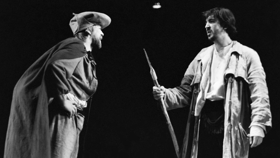 Сцена из спектакля "Дон Кихот" по пьесе Михаила Булгакова. Режиссер - Роман Козак. Артисты А. Феклистов (Санчо Панса (слева) и И. Золотовицкий - Дон Кихот. Московский драматический театр имени К.С. Станиславского. Февраль 1992 года