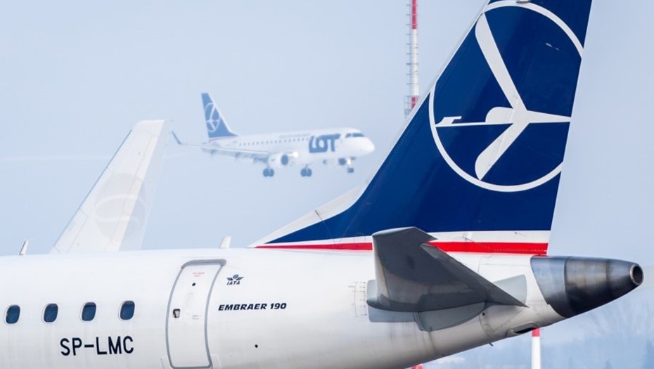 Самолёт авиакомпании LOT Polish Airlines в аэропорту Вильнюса, Литва. Самолёт авиакомпании LOT Polish Airlines в аэропорту Вильнюса, Литва.