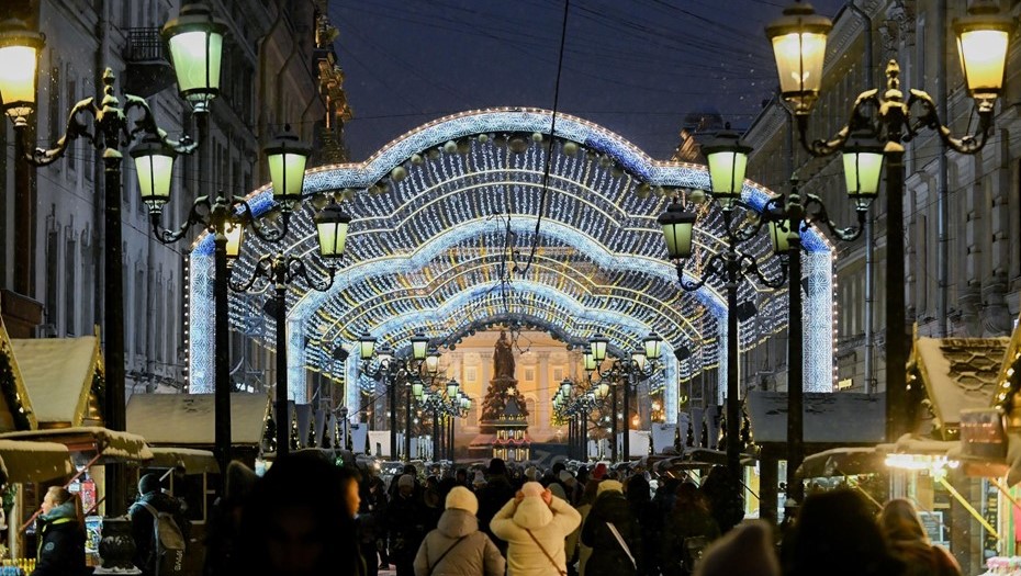 Рождественская ярмарка на Манежной площади в Петербурге