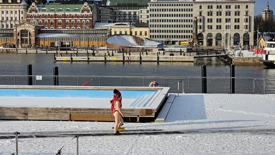 Женщина в купальнике в зимнем Хельсинки, Финляндия.