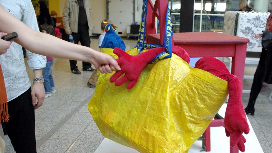 Первоначально культовая сумка IKEA была жёлтой.