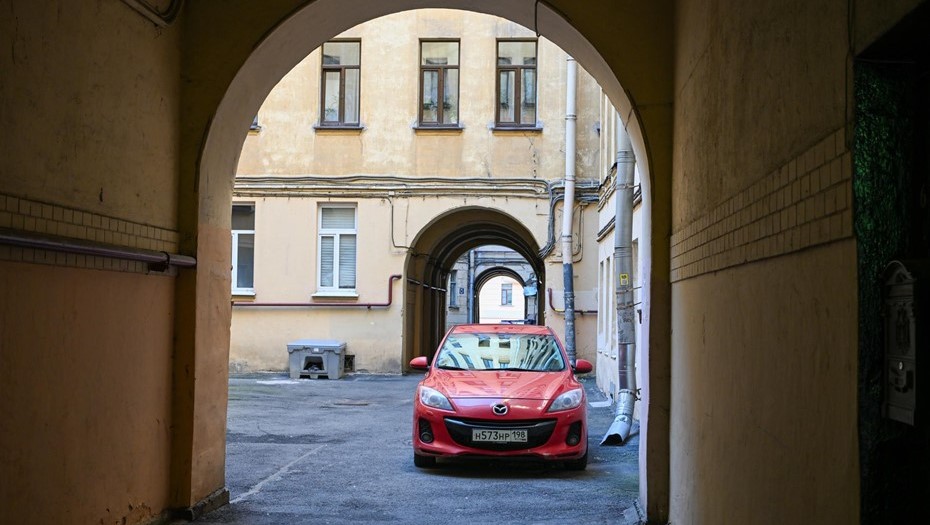 Депутаты разрабатывают закон о парковке во дворах Петербурга 