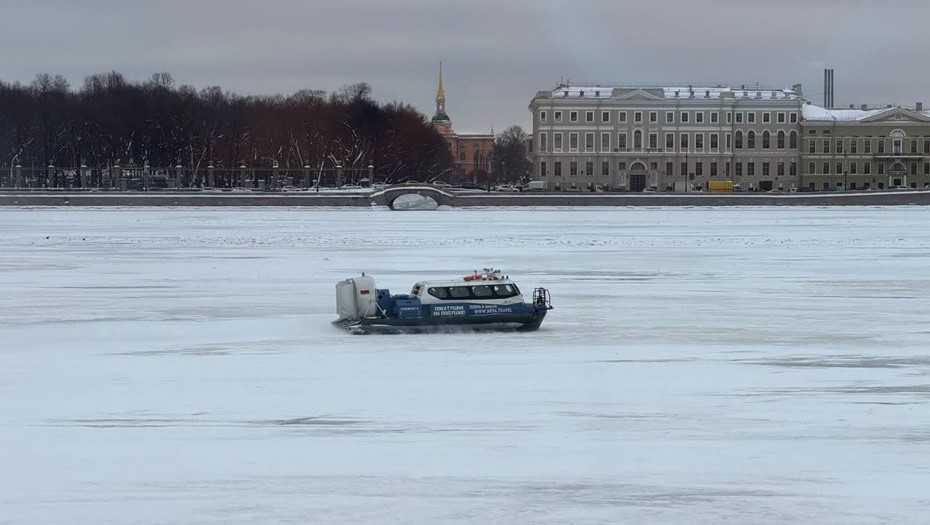 Зимняя навигация на Неве
