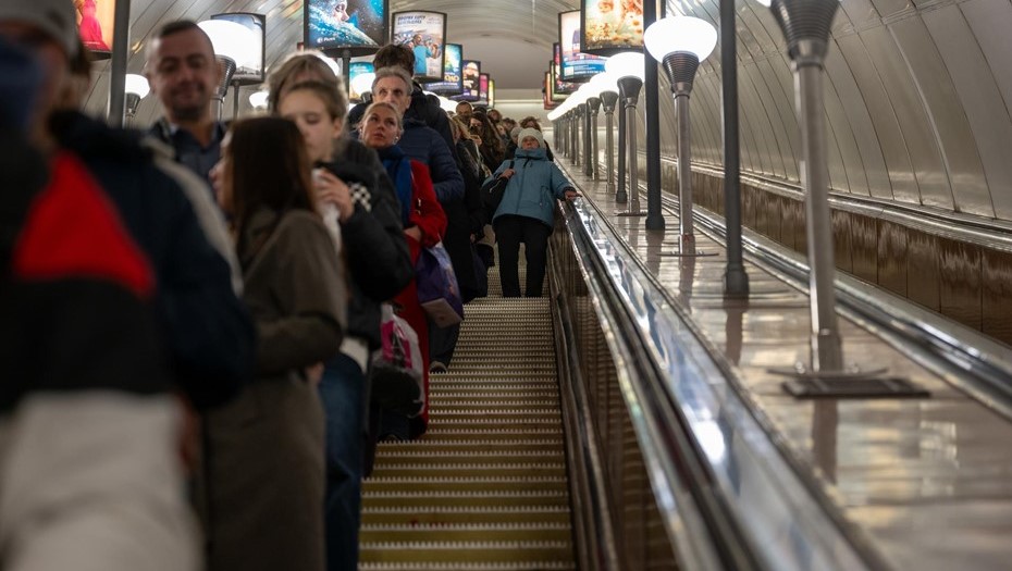 На "Пионерской" 16 января внепланово остановился эскалатор