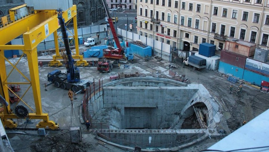 В Петербурге сооружают стартовый котлован на площадке вестибюля "Броневая"