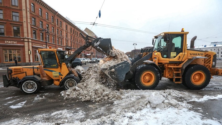 Петербуржцы на время снегопадов стали активнее скупать снегоуборочную технику 