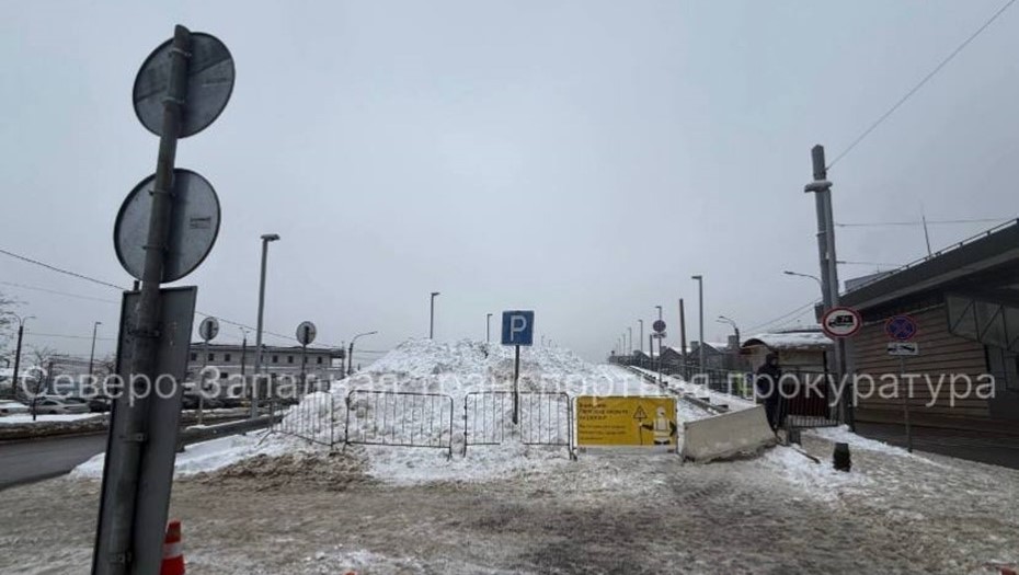 У Ладожского вокзала на пандусе появилась снежная гора 