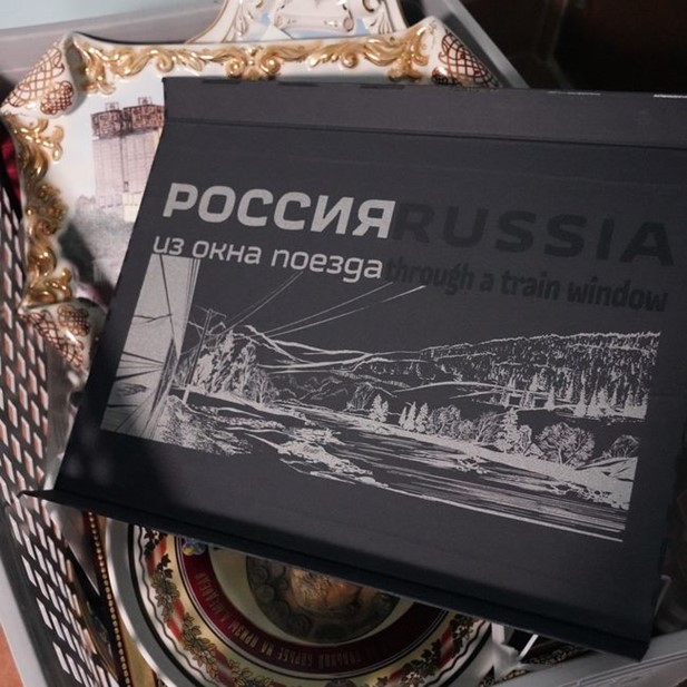 Сувениры из России, обнаруженные в шкафу мэрии Таллина, Эстония.