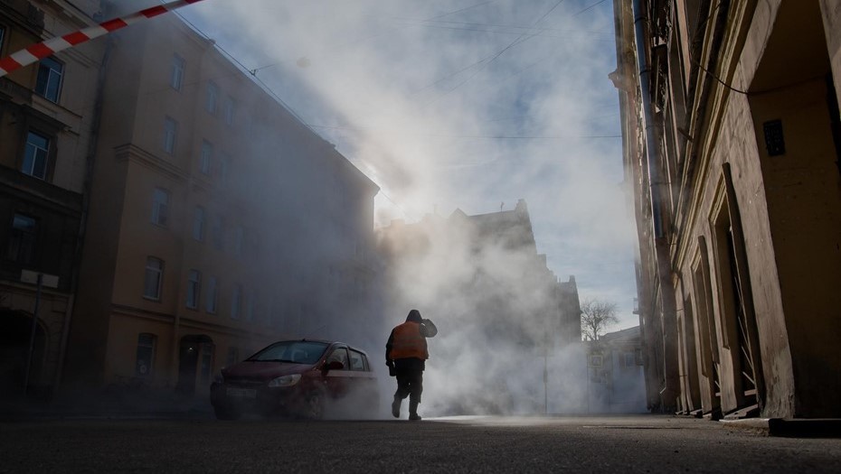 На набережной реки Фонтанки устраняют дефект трубы 