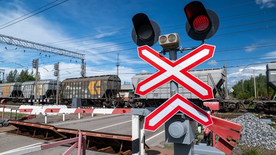 Жителям Волосово приходится подолгу ждать на переезде 