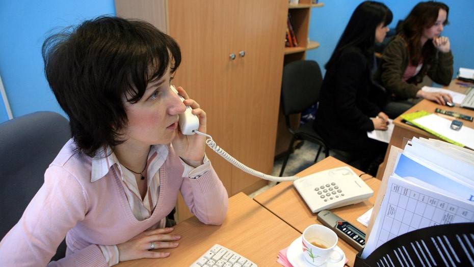 Стационарный телефонный аппарат в офисе.