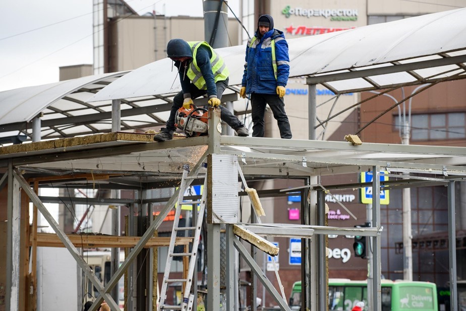 Снос торговых павильонов у метро "Озерки".