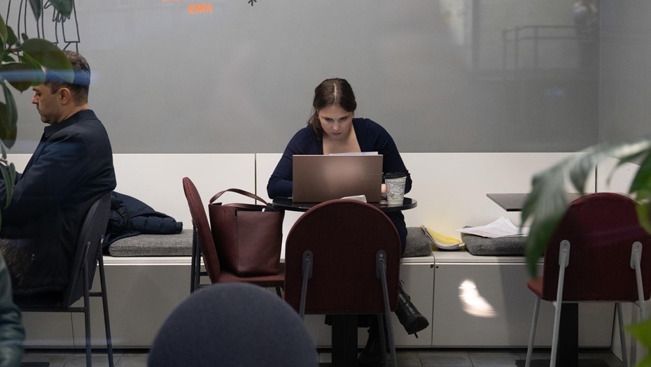 Женщина работает в кафе Петербурга