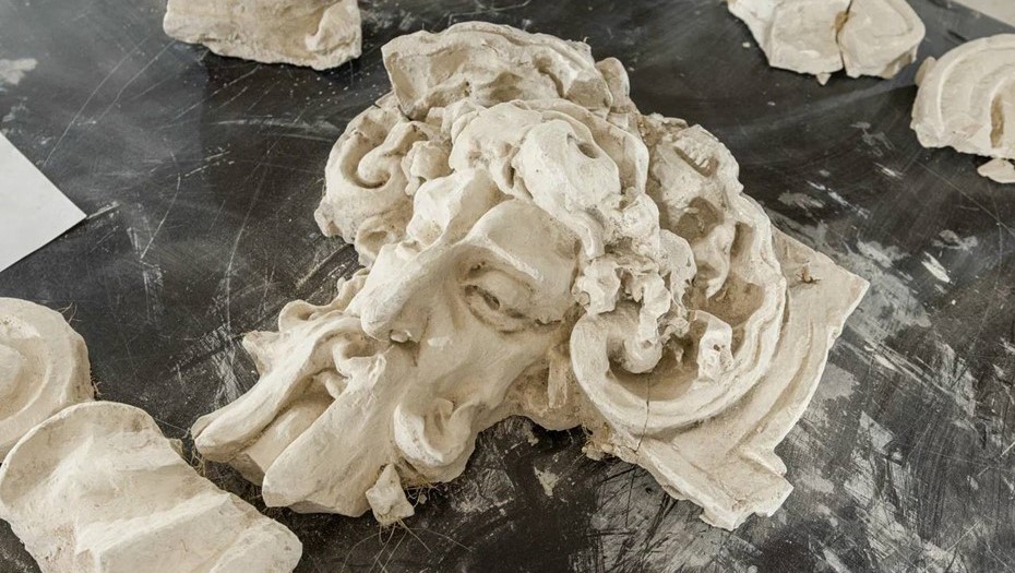 Найденные в ходе реставрации барельефы в Доме Радио Найденные в ходе реставрации барельефы в Доме Радио