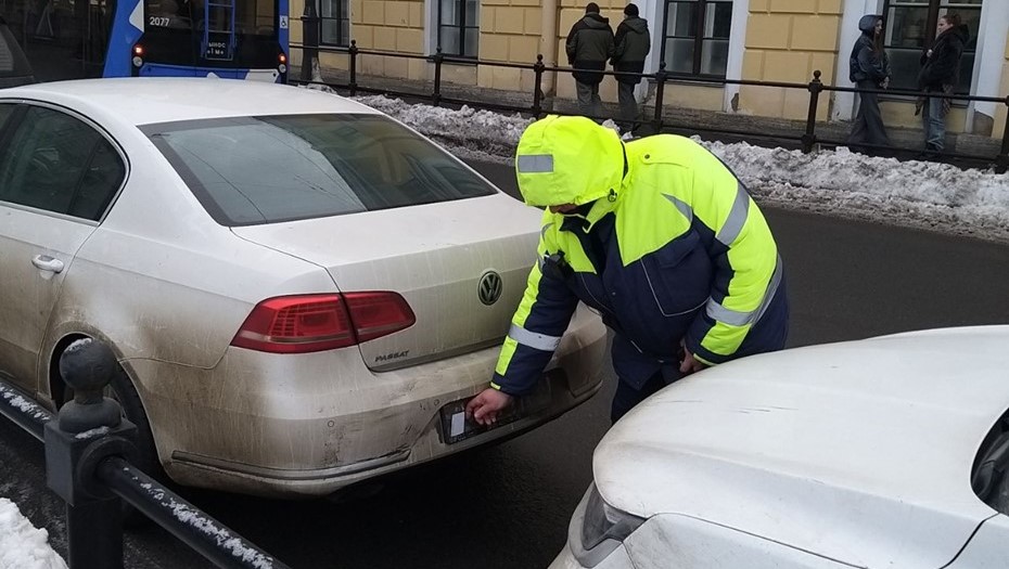 На платных парковках в Петербурге борются с водителями, скрывающими госзнаки 