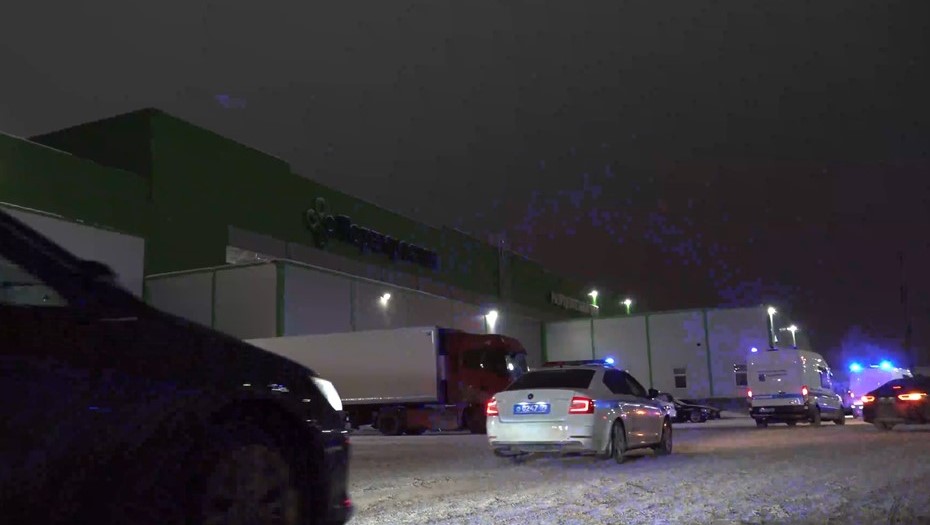 В распределительный центр "Перекрёстка" нагрянули с полицейским рейдом В распределительный центр "Перекрёстка" нагрянули с полицейским рейдом