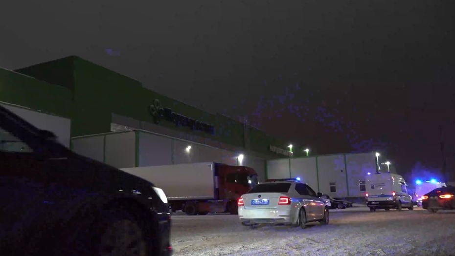 В распределительный центр "Перекрёстка" нагрянули с полицейским рейдом В распределительный центр "Перекрёстка" нагрянули с полицейским рейдом