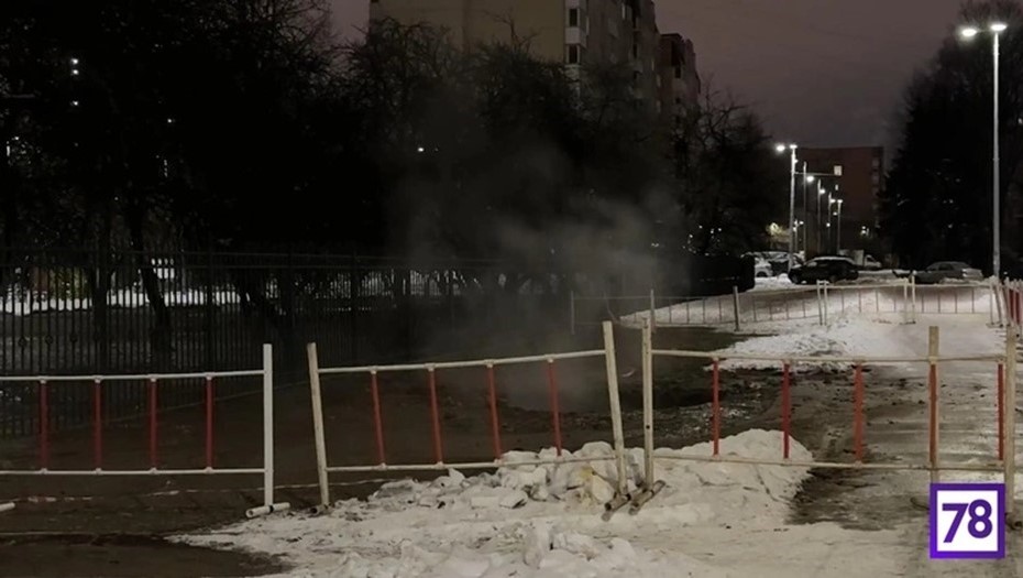 На Варшавской улице прорвало трубу с кипятком На Варшавской улице прорвало трубу с кипятком