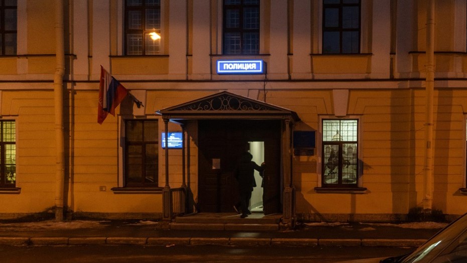 У отдела полиции в Петербурге задержали подростка с канистрой бензина У отдела полиции в Петербурге задержали подростка с канистрой бензина