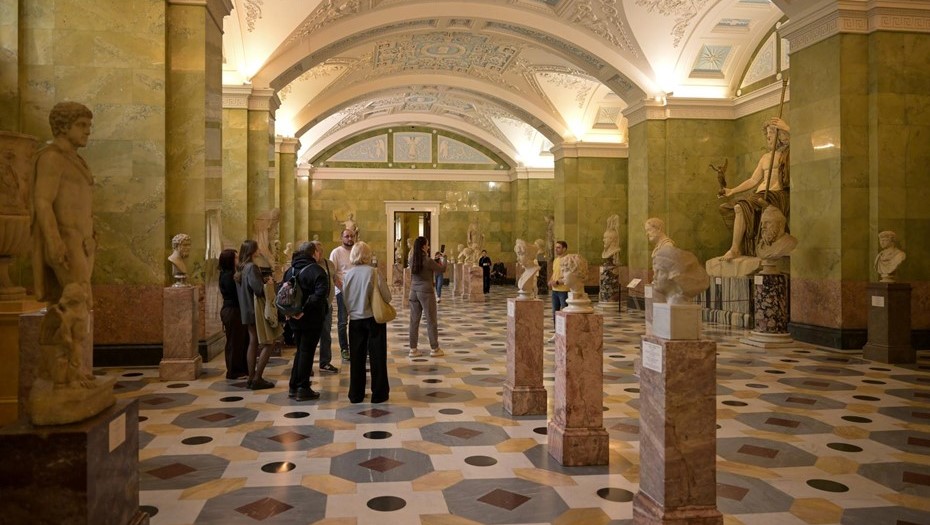 В Эрмитаже задержали посетителя, повредившего статую В Эрмитаже задержали посетителя, повредившего статую