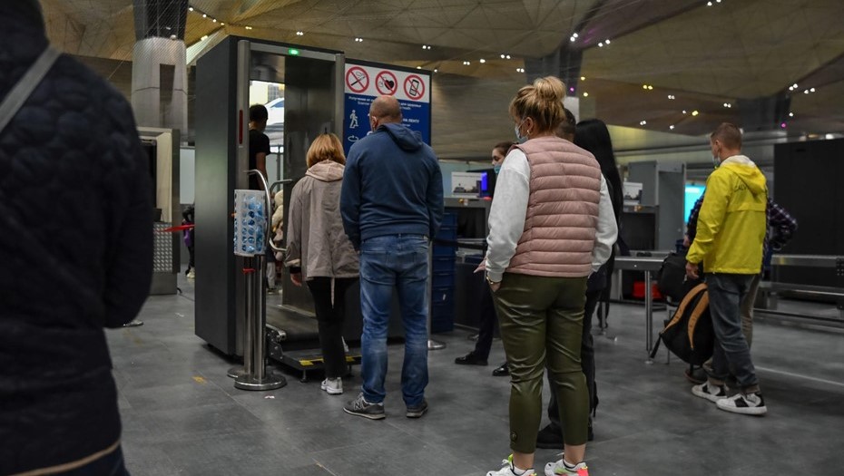 Проверка документов пассажиров и багажа на авиарейс в аэропорту Пулково. Проверка документов пассажиров и багажа на авиарейс в аэропорту Пулково.