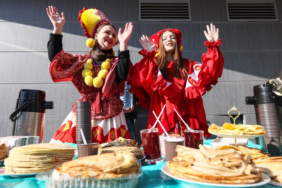 Девушки угощают блинами во время празднования масленицы.
Девушки угощают блинами во время празднования масленицы.