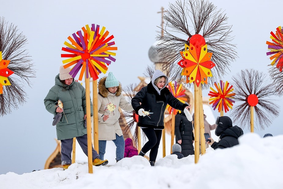 В масленичные гуляния принято украшать пространство.
В масленичные гуляния принято украшать пространство.