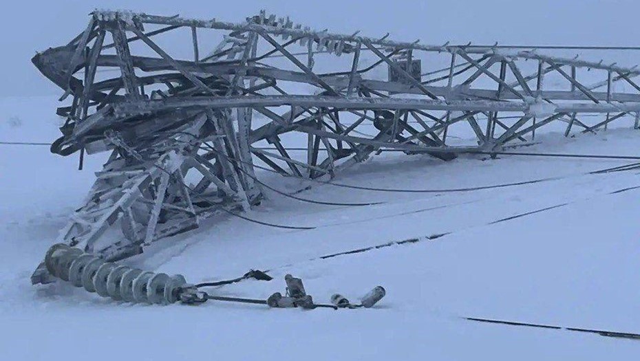 Мурманск остался без электроснабжения из-за обрушения пяти опор ЛЭП Мурманск остался без электроснабжения из-за обрушения пяти опор ЛЭП
