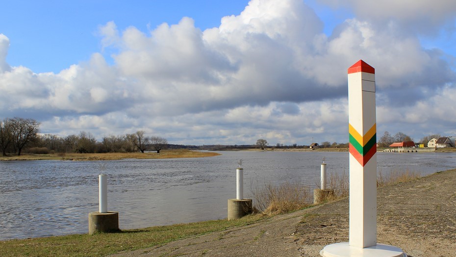 Пограничный столб у реки на литовско-российской границе.