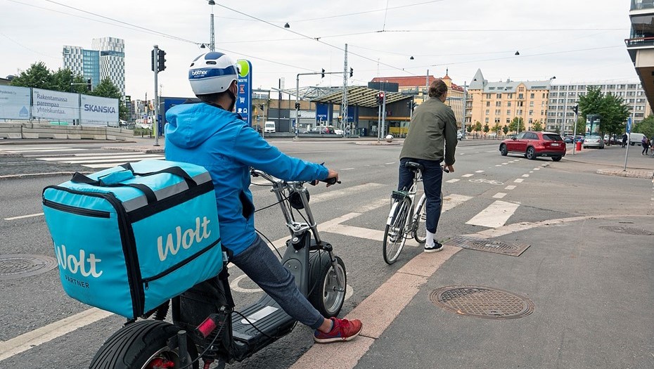 Курьер сервиса доставки Wolt в Хельсинки, Финляндия.