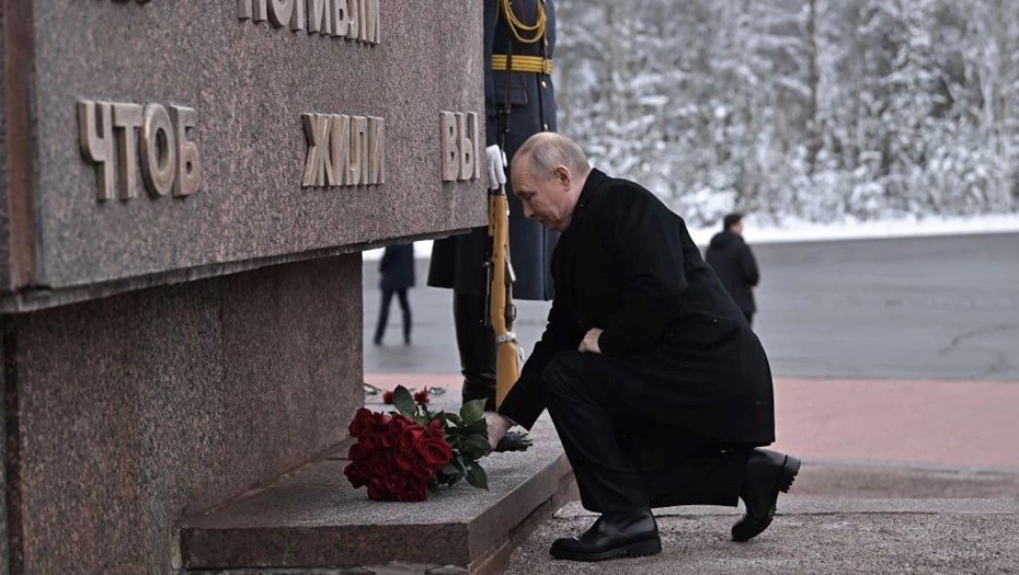 Владимир Путин возложил цветы на Невском пятачке Владимир Путин возложил цветы на Невском пятачке