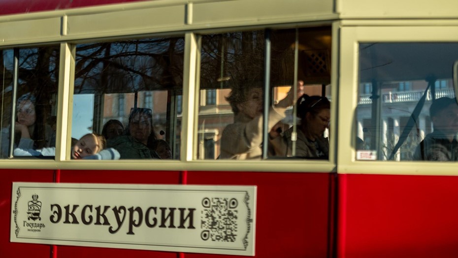 Пассажиры и гид едут на экскурсии в ретро трамвае по центру Петербурга. Пассажиры и гид едут на экскурсии в ретро трамвае по центру Петербурга.