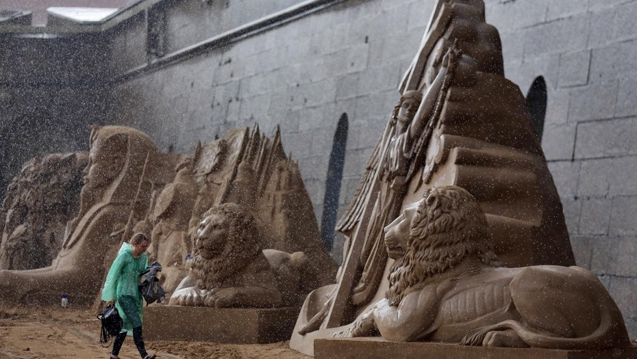 Подготовка к Фестивалю песчаных скульптур у Петропавловской крепости.