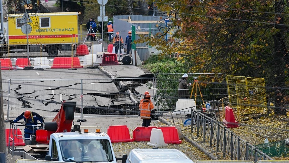 На месте провала грунта на улице Харченко.