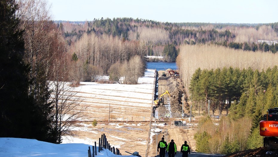 Строительство забора на границе Финляндии и России. Строительство забора на границе Финляндии и России.