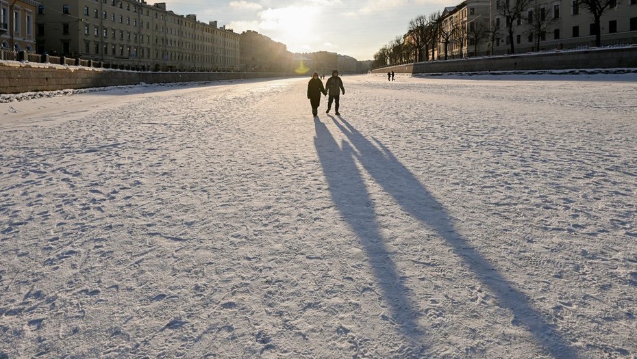 Прохожие на льду Фонтанки в морозную погоду. Прохожие на льду Фонтанки в морозную погоду.