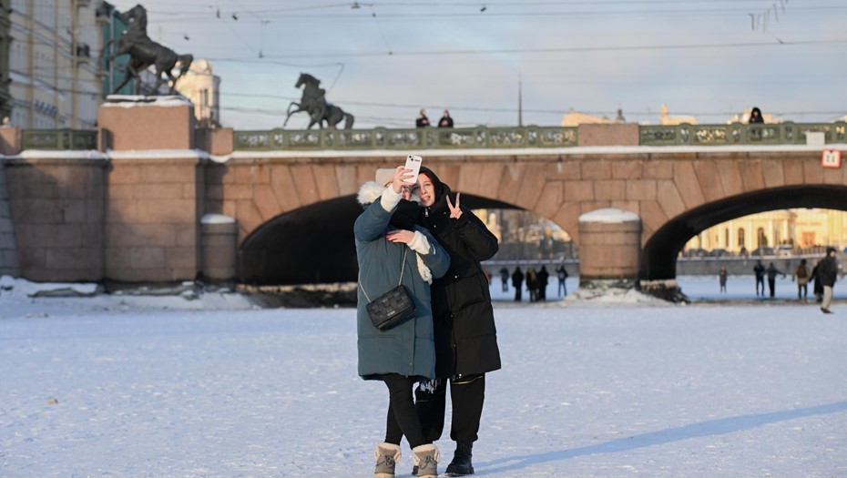 Туристы на льду Фонтанки в морозную погоду.