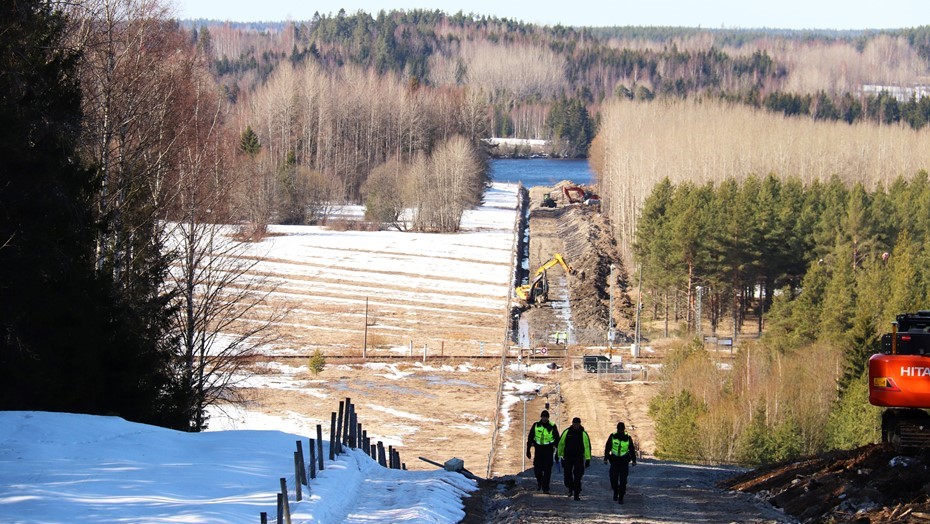 Строительство забора на финской границе.