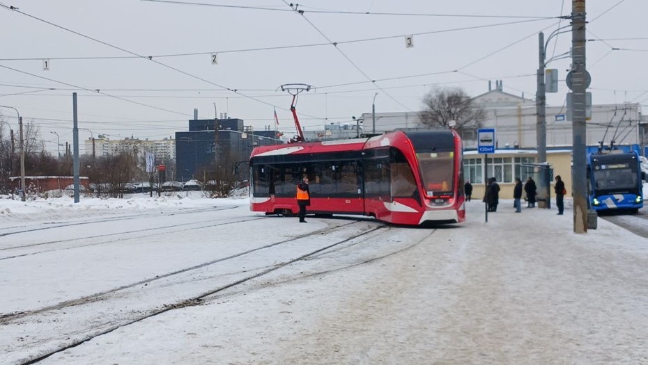 Трамвай сошёл с рельс на конечной возле станции Ручьи в Петербурге