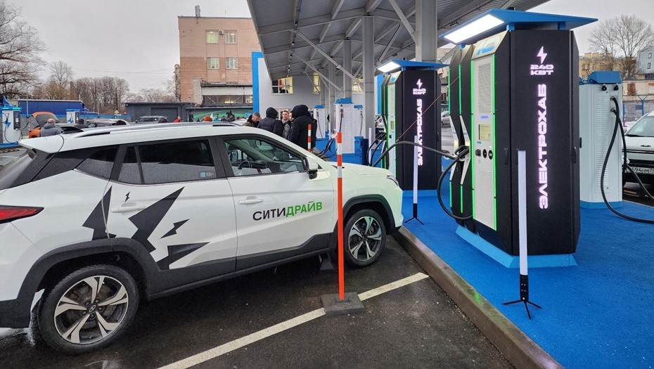 В Петербурге для электрокаров заработали более 160 "быстрых" зарядных станций 