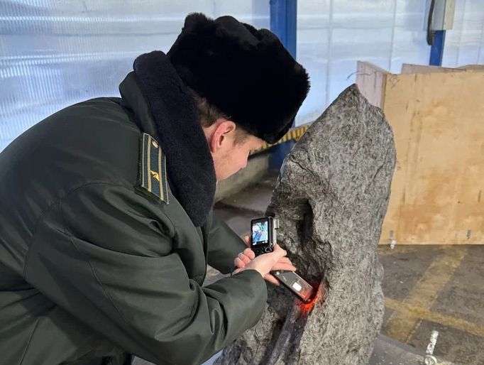 Метеорит стоимостью в 232 млн рублей изъяли таможенники в порту Петербурга