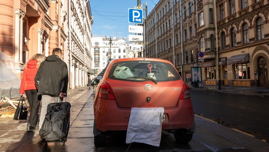 Нарушение правил парковки: водитель скрыл госномера
