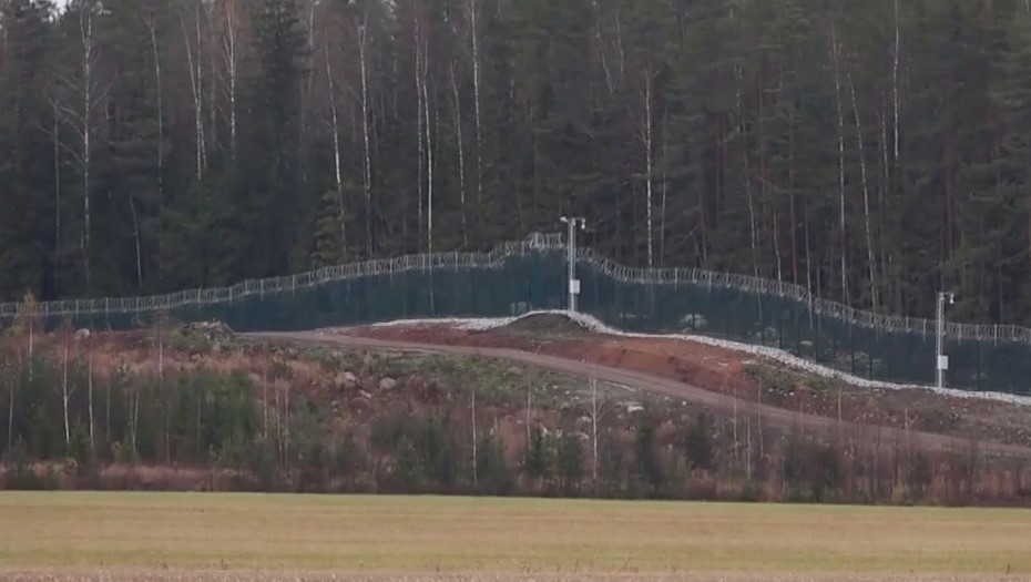 Забор на границе Финляндии и России. Снимок с видео.